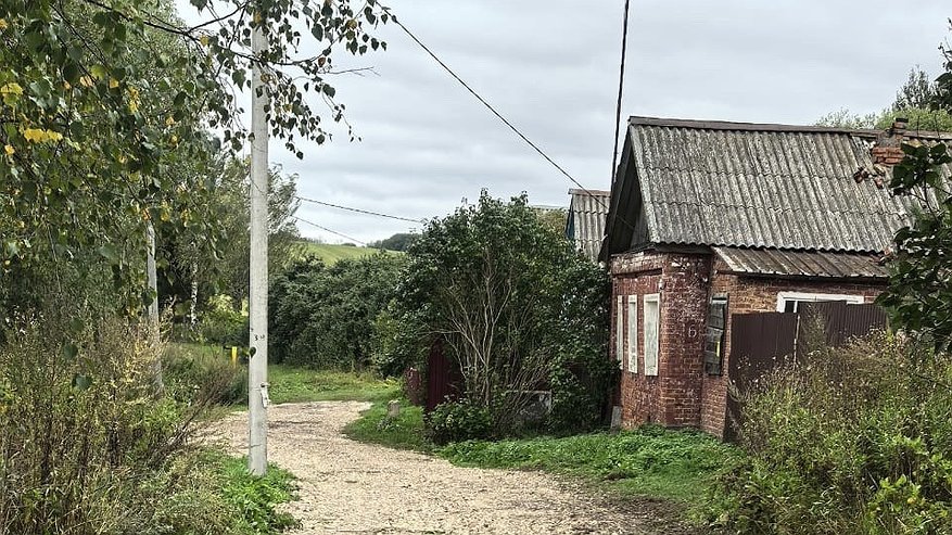 Главная картинка новости: Проезд по ямочной дороге в деревне Суздальского района был невозможен
