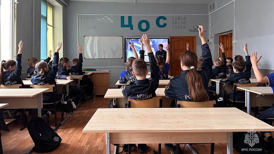 Главная картинка новости: В Гусь-Хрустальном провели уроки по истории пожарной охраны для кадетов