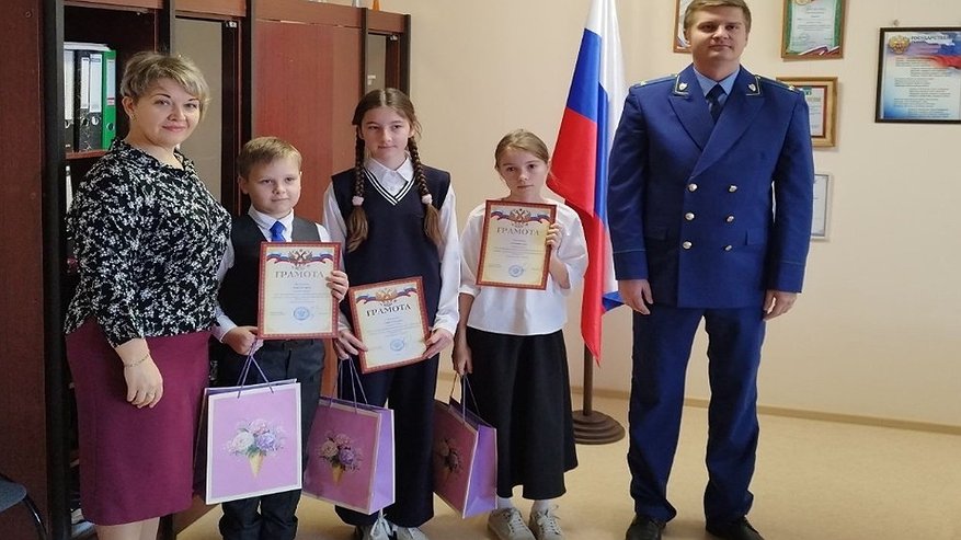 Главная картинка новости: В Камешковском районе выбрали лучших юных художников ко Дню народного единства