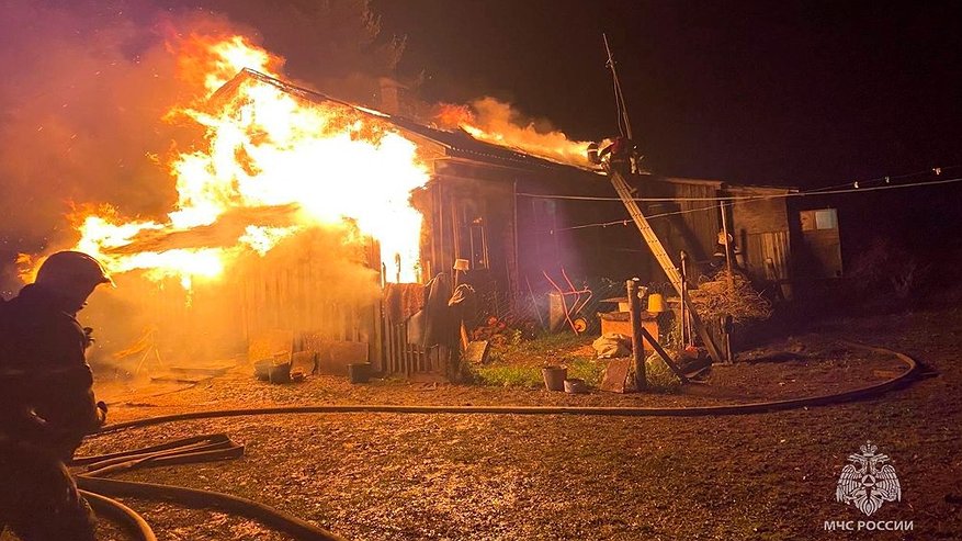 Главная картинка новости: В Суздальском районе при пожаре в деревянном доме погиб мужчина и пострадала женщина