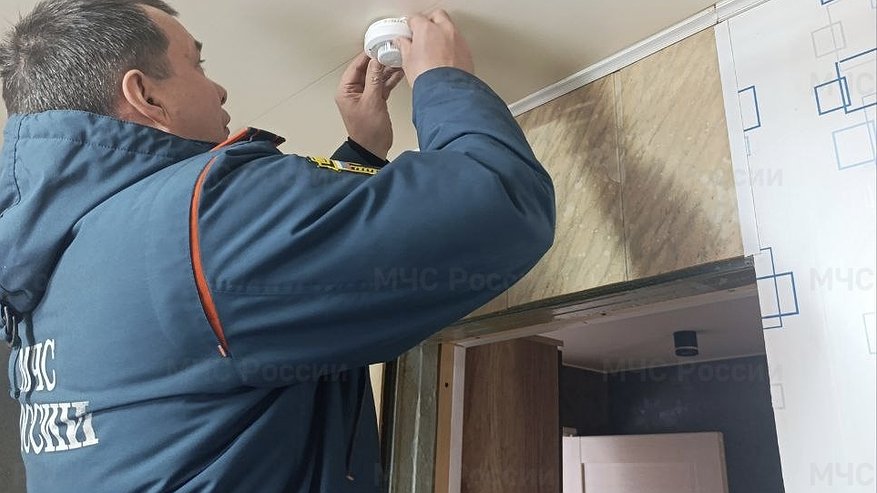 Главная картинка новости: В домах семей военнослужащих Владимирской области устанавливают пожарные датчики