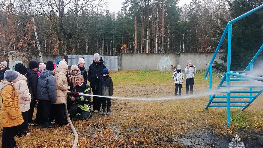 Главная картинка новости: В Гусь-Хрустальном четвероклассники школы №10 посетили местную пожарную часть