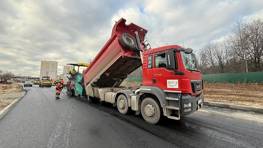Главная картинка новости: В районе ДДЮТ во Владимире продолжаются работы по ремонту дорожного полотна