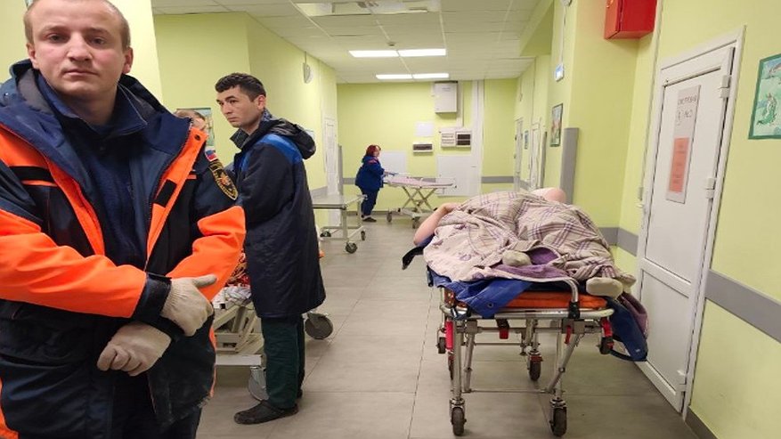 Главная картинка новости: Владимирские спасатели помогли медикам доставить пациента в больницу