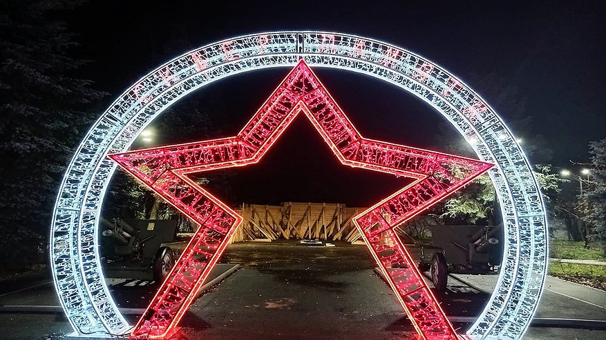 Главная картинка новости: Сквер Памяти в Покрове украсили светящейся звездой и новыми дорожками