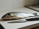 Как почистить рыбу без ножа и кипятка - способ подойдет для любой чешуи