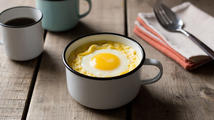 Главная картинка новости: Яичницу на сковородке больше не жарю — использую простую кружку: получается в 2 раза вкуснее