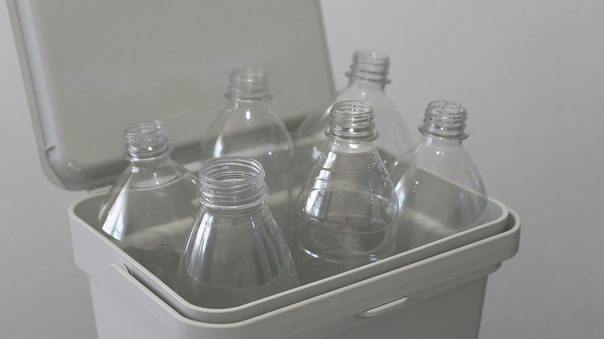 Главная картинка новости: Нашла применение пластиковым бутылкам: разрезаю их на три части и делаю практичную вещь для дома - результат впечатляет