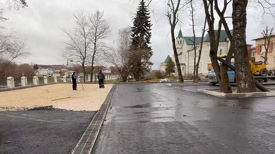 Главная картинка новости: У больницы «Красный крест» во Владимире строят новую парковку на 30 машин