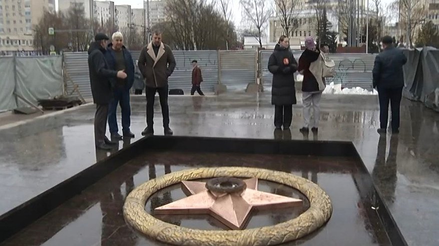 Главная картинка новости: Во Владимире на мемориале памяти павшим воинам завершили укладку плитки и монтаж звезды