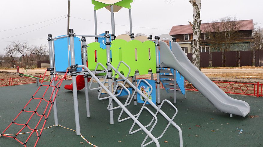 Главная картинка новости: В селе Камешковского района обустраивают территорию у Дома культуры