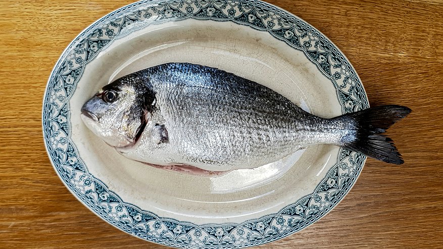 Главная картинка новости: Как почистить рыбу без ножа и кипятка - метод сработает с любой чешуей