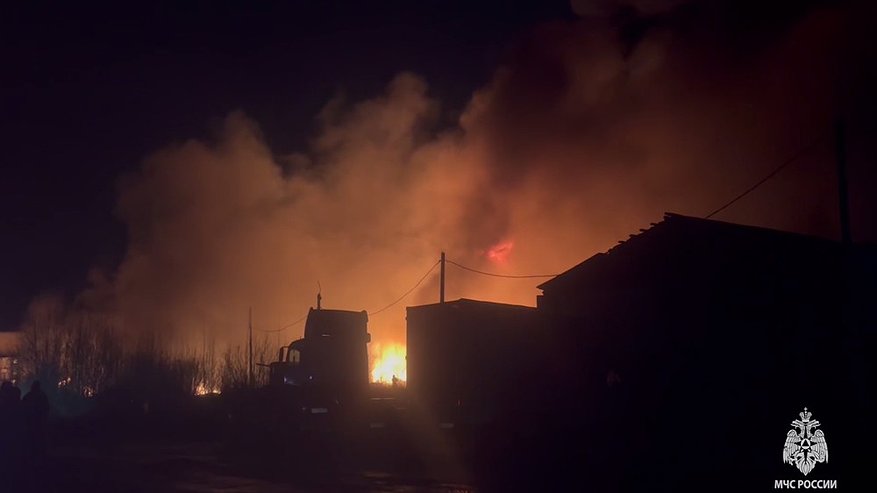 Главная картинка новости: В Петушках пожарные потушили крупное возгорание на складе с пластиковыми ёмкостями