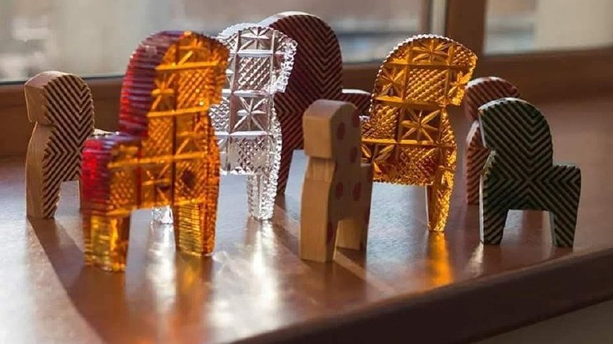 Главная картинка новости: Мастера Гусевского хрустального завода изготавливают фигурки лошадок к наступающему 2026 году