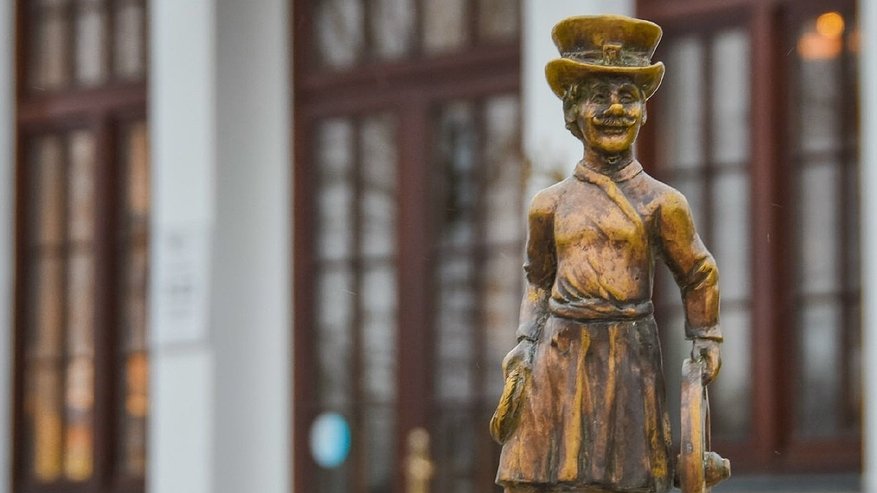 Главная картинка новости: Семейство статуй «суздальчат» пополнилось новым героем