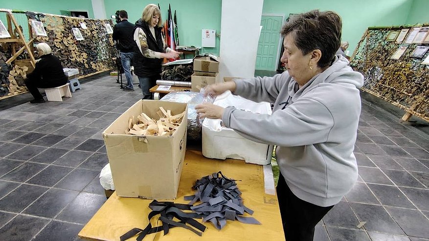 Главная картинка новости: В поселке Мстёра Владимирской области сплели больше 1360 маскировочных сетей для фронта