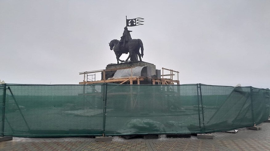 Главная картинка новости: В областном центре подрядчик сорвал сроки реставрации памятника князю Владимиру