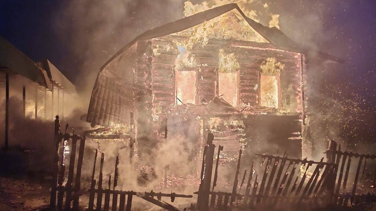 Главная картинка новости: В деревне Желнино Александровского района пожар полностью уничтожил дом