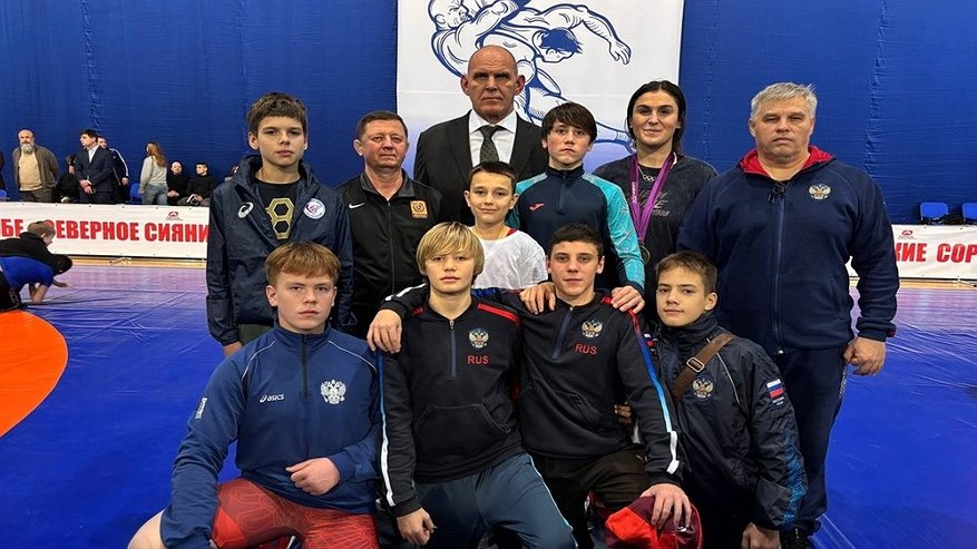 Главная картинка новости: Борцы из Гусь Хрустального привезли «золото» и два «серебра» турнира в Мурманске