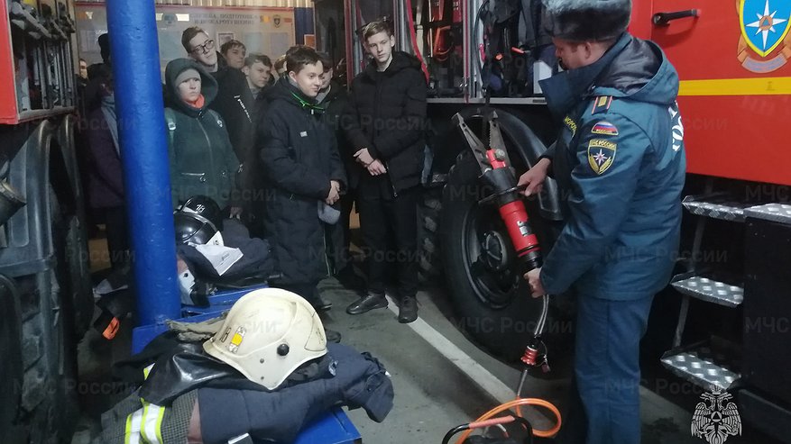 Главная картинка новости: Учащимся 9-10 классов Вязниковской школы провели профориентационную экскурсию в пожарной части