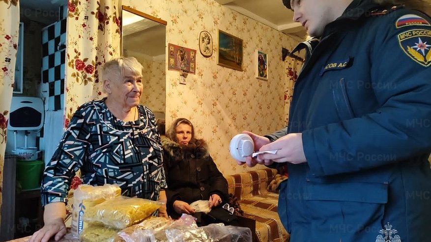 Главная картинка новости: В домах пожилых жителей региона были установлены системы оповещения о пожаре