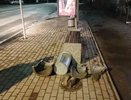 Ночью во Владимире вандалы разбили урну на остановке общественного транспорта