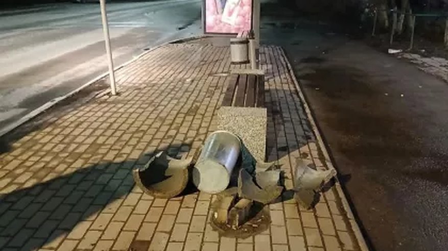 Главная картинка новости: Ночью во Владимире вандалы разбили урну на остановке общественного транспорта