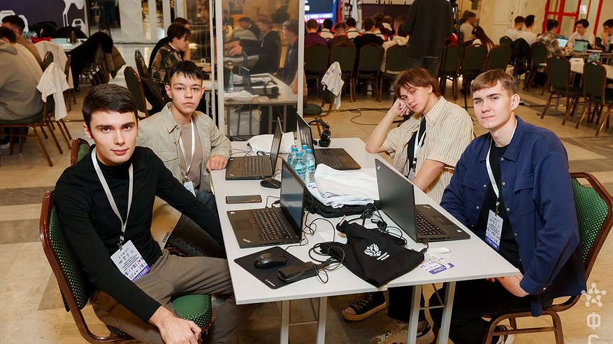 Главная картинка новости: Команда из Кольчугино успешно выступила в финале Первенства России по спортивному программированию