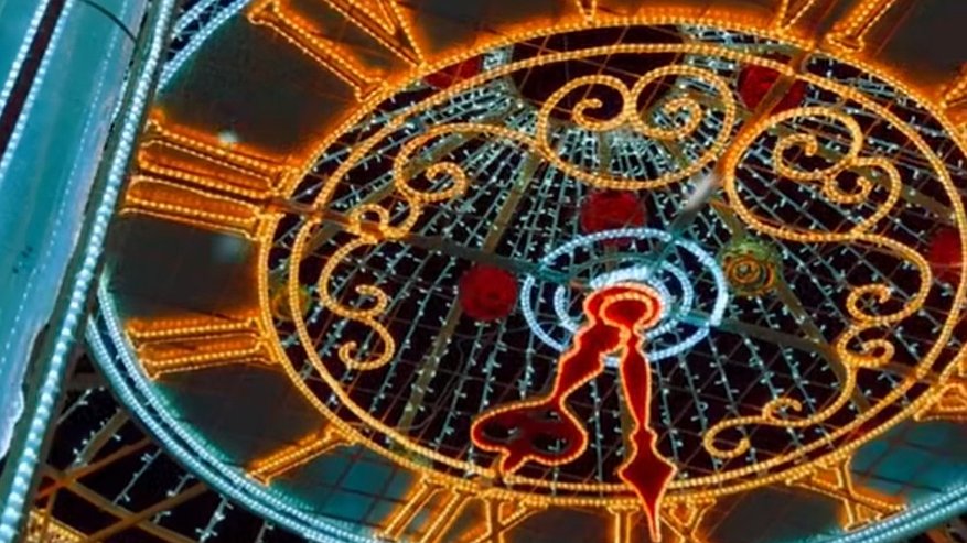 Главная картинка новости: Во Владимире включили новогоднюю иллюминацию и украсили улицы огнями