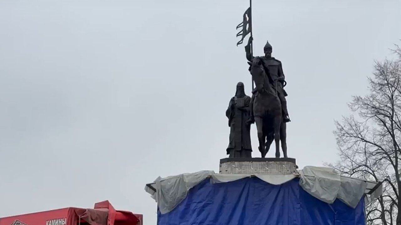 Главная картинка новости: В областном центре завершается ремонт памятника князю Владимиру и святителю Феодору