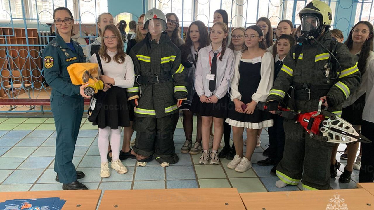 Главная картинка новости: В школе №24 прошел патриотический форум «Вахта памяти»