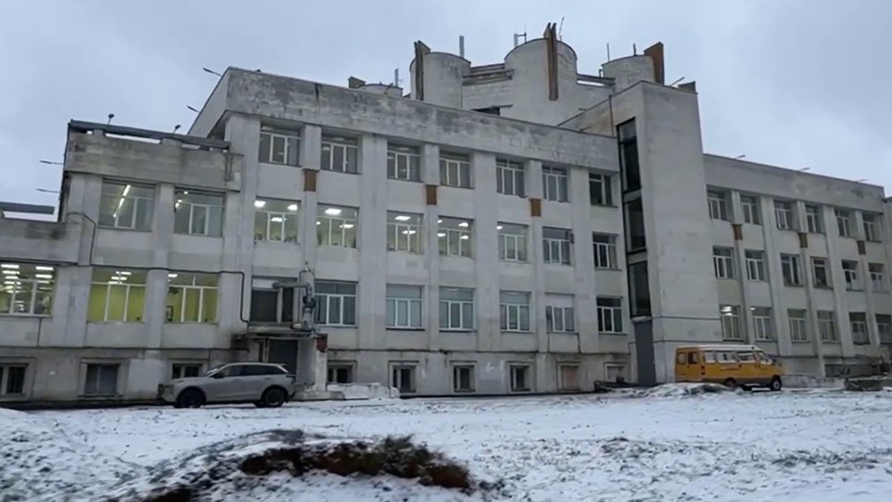 Главная картинка новости: Во Владимире приступили к замене витражей на фасаде Дворца ДЮТ