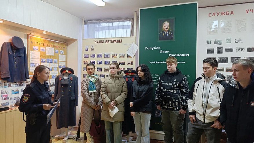 Главная картинка новости: Сотрудники МВД провели для учеников мстерской школы имени И.И. Голубева профориентационную беседу