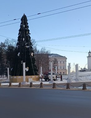 На Соборной площади во Владимире выявили нарушения при установке новогодних конструкций