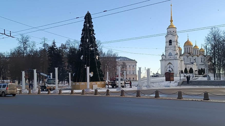 Главная картинка новости: На Соборной площади во Владимире выявили нарушения при установке новогодних конструкций