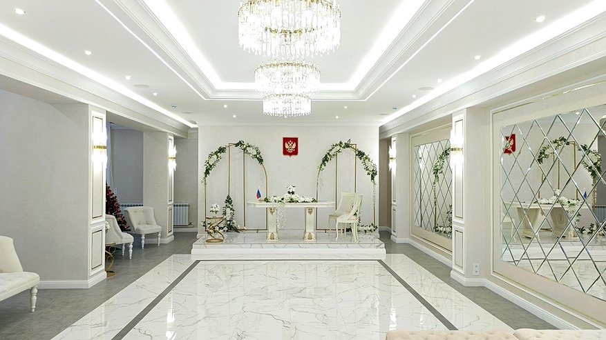 Главная картинка новости: В Радужном после ремонта за 2,5 миллиона рублей открылся обновлённый отдел ЗАГСа