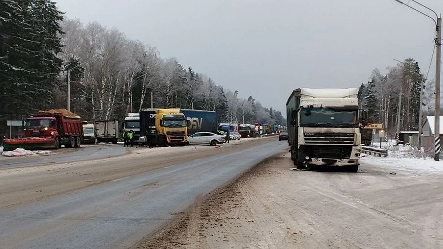 Главная картинка новости: На трассе М-7 в Ковровском районе образовалась серьёзная пробка из-за серии ДТП