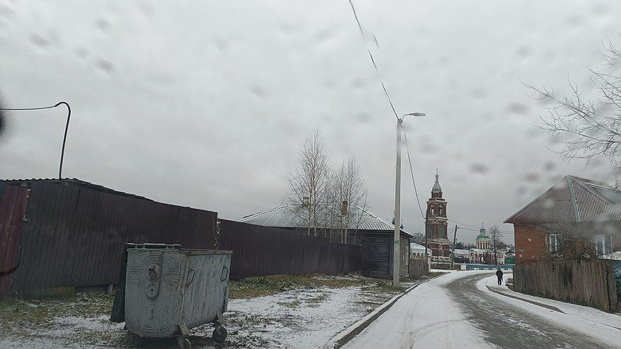 Главная картинка новости: По всему Юрьев-Польскому отходы легко разлетались с контейнерных площадок