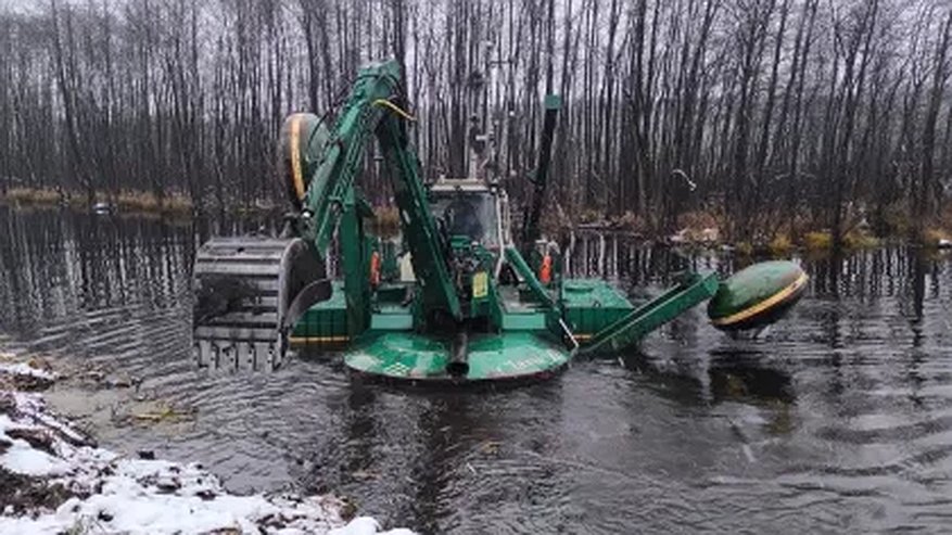 Главная картинка новости: Реку Колпь Селивановского района очищают от многолетнего ила