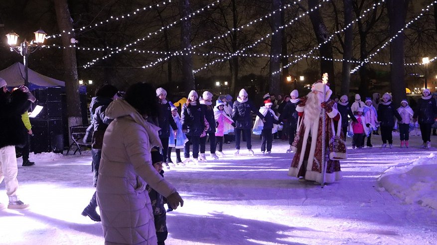 Главная картинка новости: Каток на бульваре Пушкина вновь стал зимней точкой притяжения Владимира