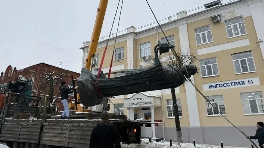 Главная картинка новости: Во Владимире приступили к установке памятника Юрию Долгорукому