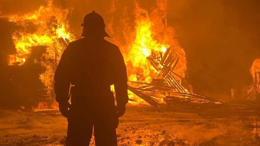 Главная картинка новости: Пожар в деревне Елькино Александровского района уничтожил трёхэтажный деревянный дом