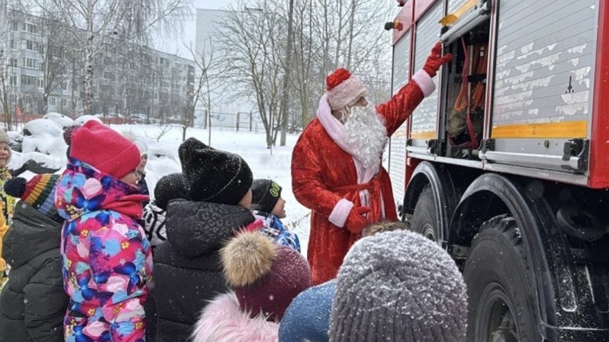 Главная картинка новости: «И волшебник, и спасатель»: в ковровский детский сад пришёл пожарный Дед Мороз