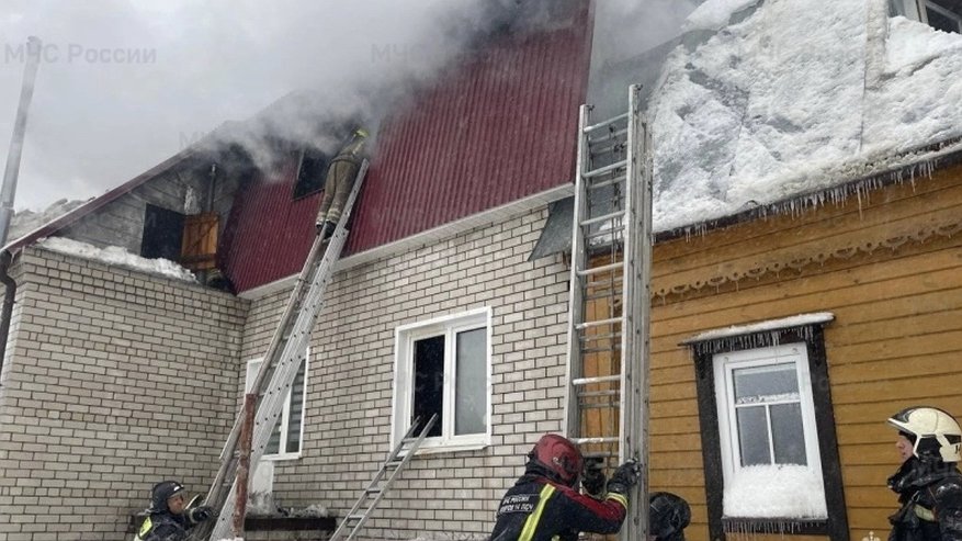 Главная картинка новости: В Камешково пожар охватил 160 квадратных метров частного дома