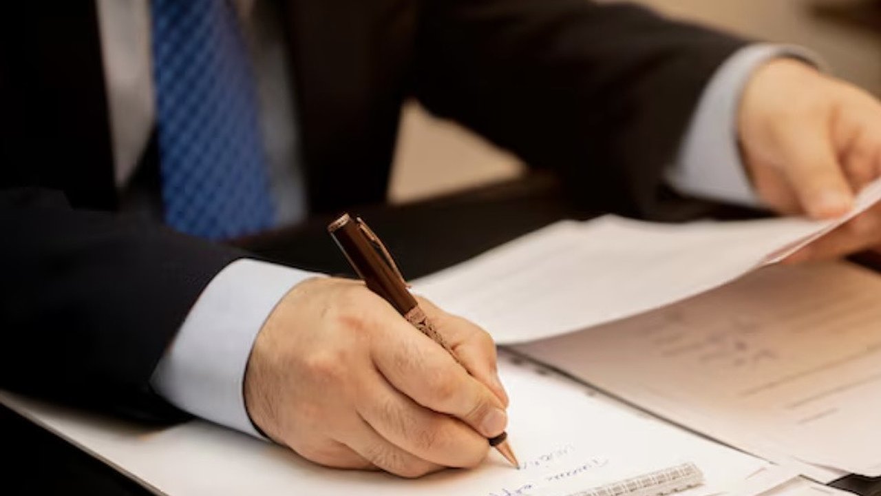 Главная картинка новости: В Александровском районе возбудили уголовное дело о поджоге рамки весового контроля