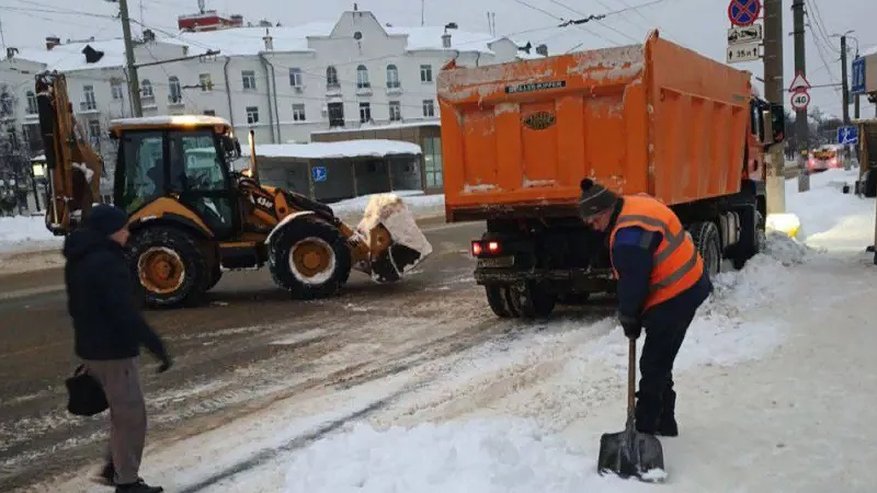 Главная картинка новости: Во Владимире 100 машин ликвидируют последствия сильного снегопада
