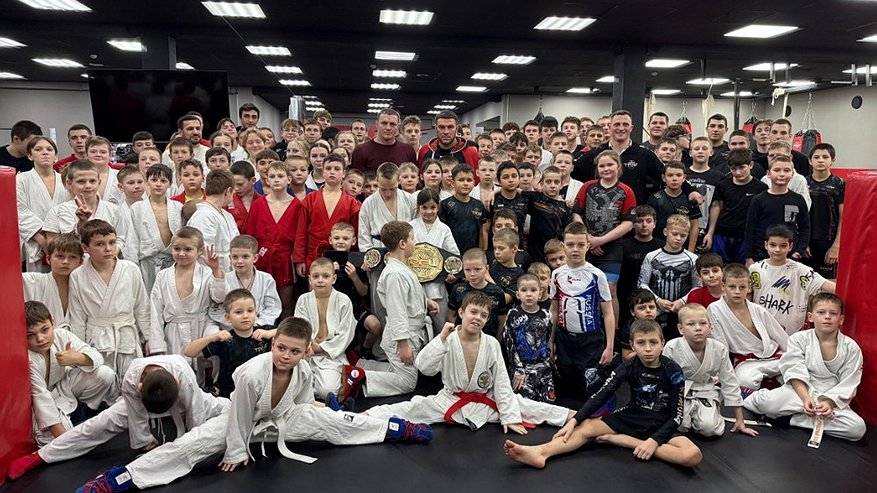 Главная картинка новости: Юные спортсмены Владимирской области провели встречу с известными бойцами ММА