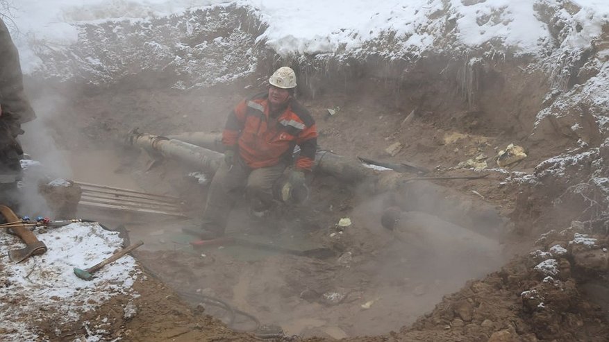 Главная картинка новости: В Юго-Западном районе Владимира коммунальщики устраняют повреждение на теплосетях