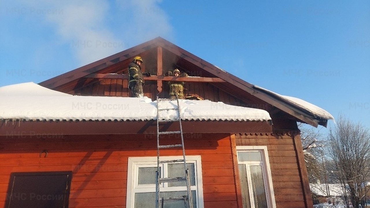 Главная картинка новости: В Киржачском районе потушили крупный пожар в двухквартирном доме