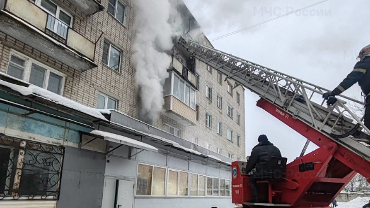 Главная картинка новости: В Александрове при пожаре в многоквартирном доме пострадала мать с двумя дочерями